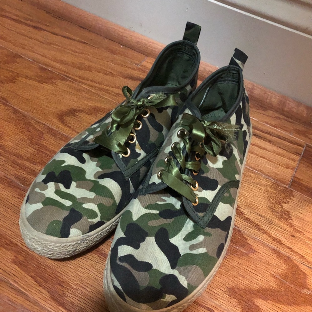 Camouflage sneakers size 8